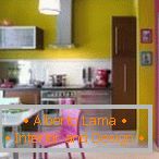Bucătărie cu pereți galbeni violet
