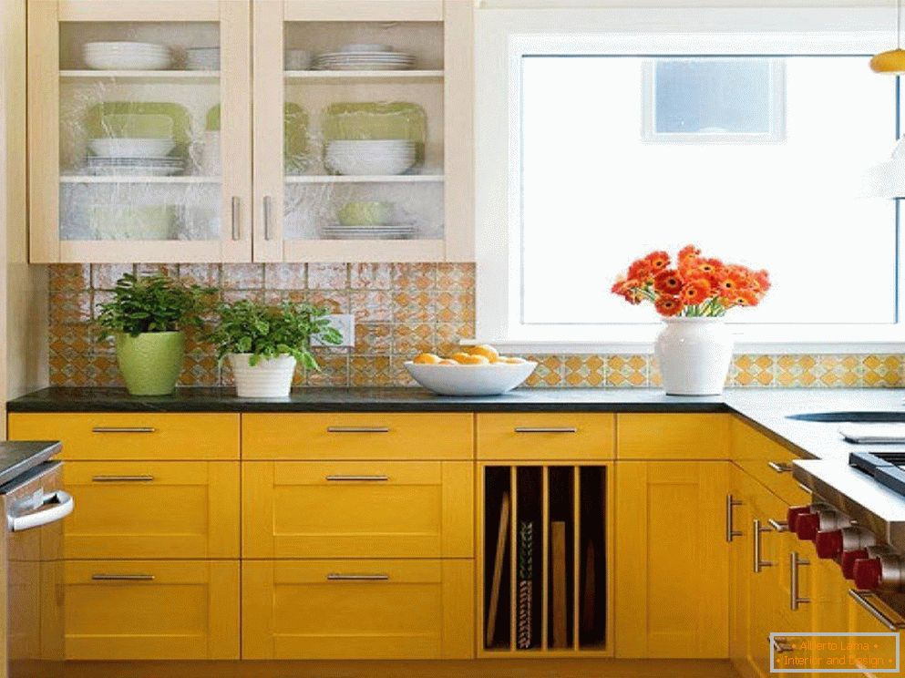 Mobilă de bucătărie cu fațade galbene