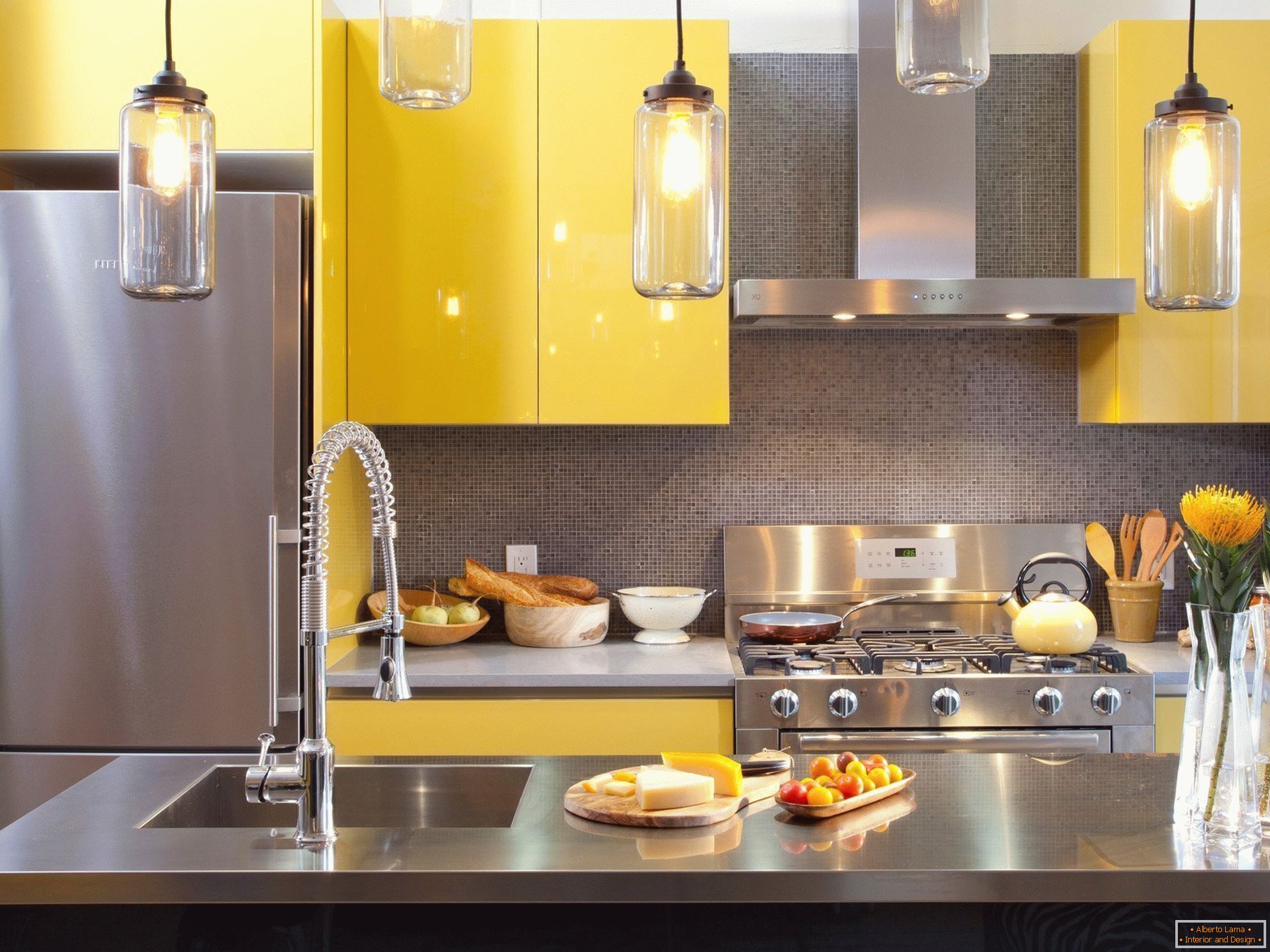 Bucătărie cu mobilier galben