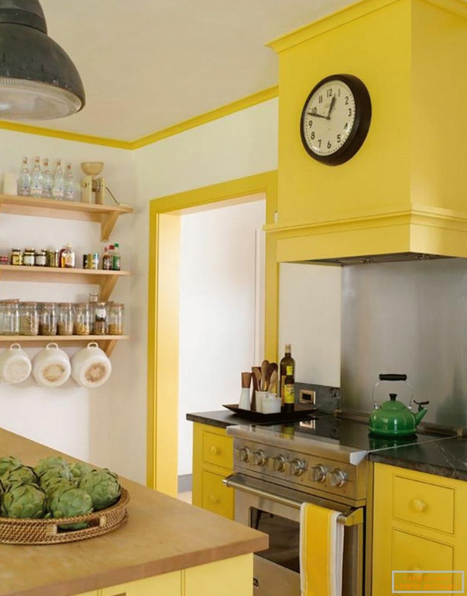 Combinația de culori albe, gri și galbene în bucătărie