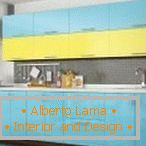 Mobilă de bucătărie cu fațadă albastră-galbenă