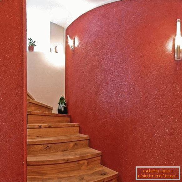 Red tapet lichid în coridor în interior - fotografie a scării