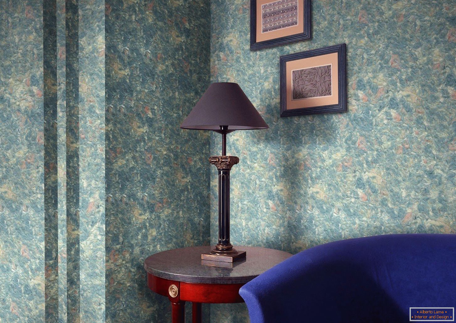 Lampa de pe masă lângă tablouri