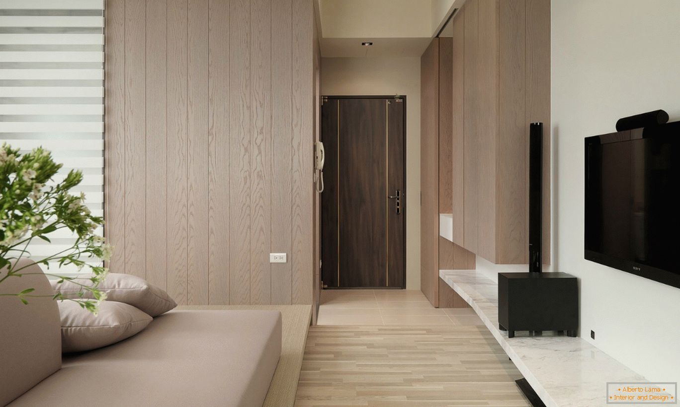 Decorațiuni din lemn în interiorul unui apartament cu o cameră mică