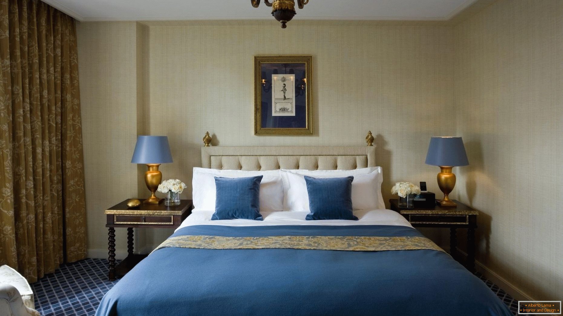 Albastru și nuanțe de aur în interiorul dormitorului