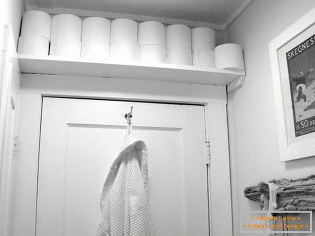 Hârtie de toaletă de deasupra ușii