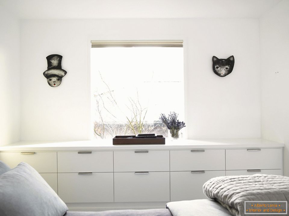 Interiorul unui dormitor confortabil mic в белом цвете