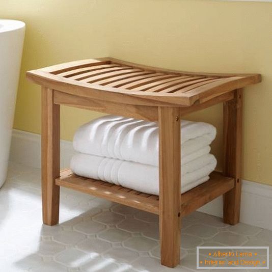 Scaun din lemn pentru baie
