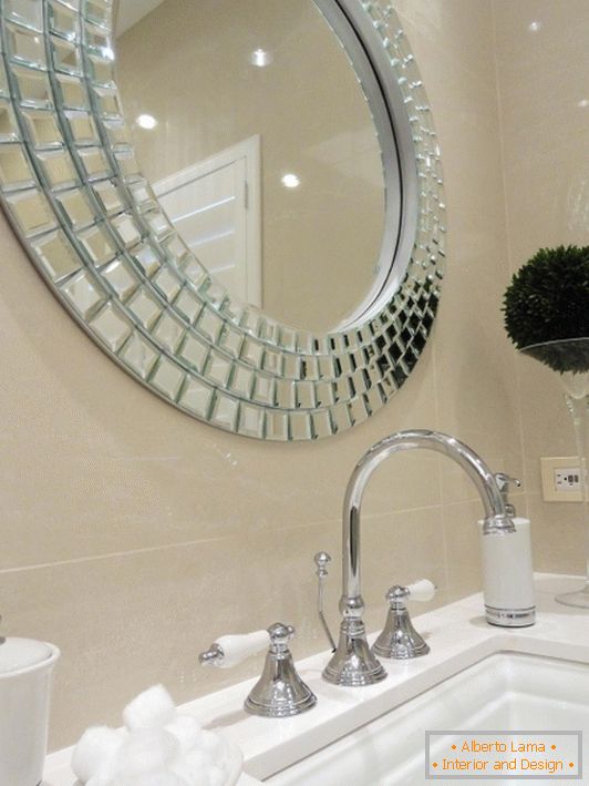 Oglindă elegantă deasupra chiuvetei din baie
