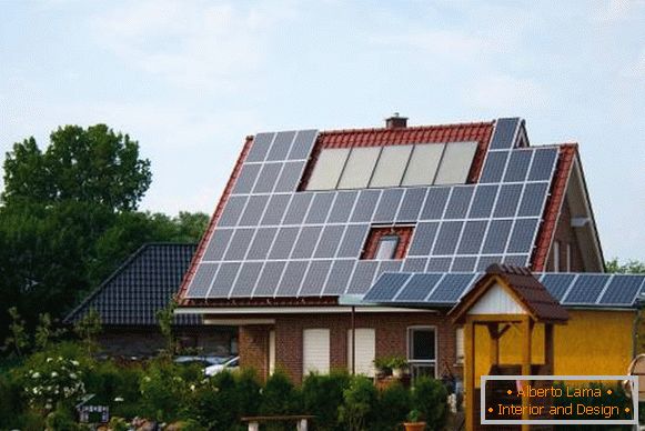 Casa cu panouri solare pentru electricitate autonomă