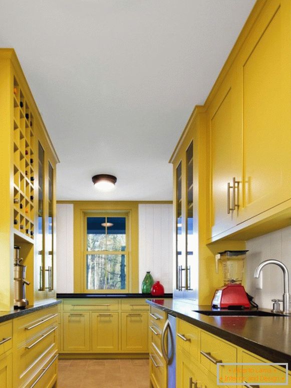 Bucătărie cu mobilier galben strălucitor