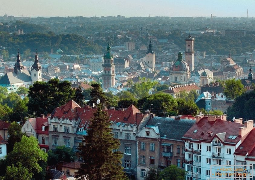 Vedere extraordinară a castele din Lviv