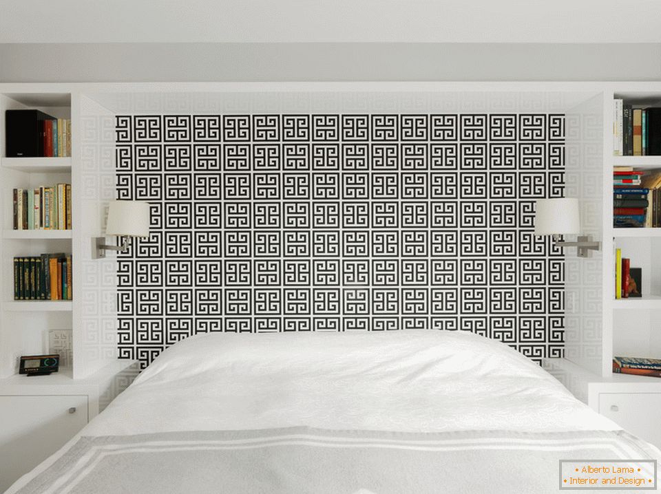 Dormitor în alb, cu un model negru la capul patului