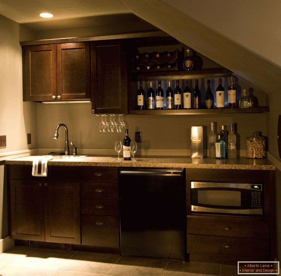 Interiorul elegant modern, al unei mini-bucătării într-o culoare întunecată