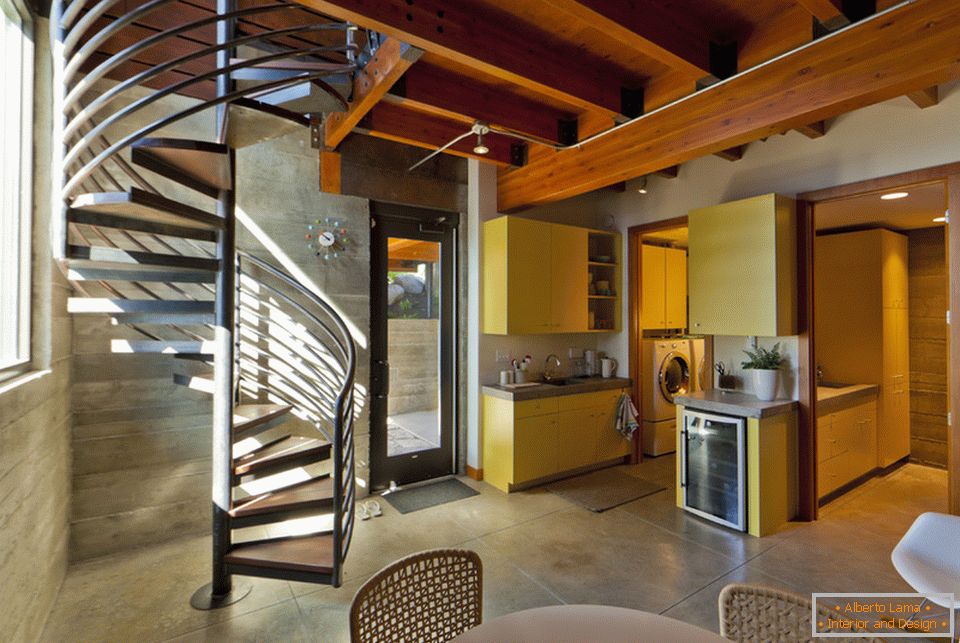 Un interior elegant, modern, cu chicinetă, cu o scară spirală