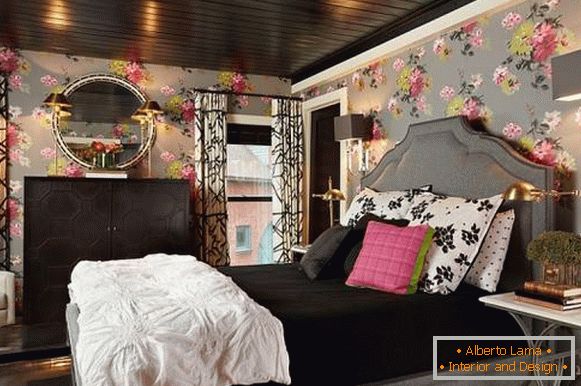 Design romantic în dormitor cu elemente negre