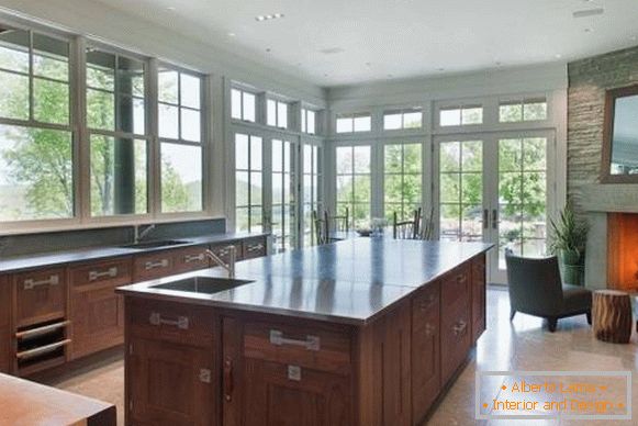 Design de bucătărie cu ferestre mari în casa lui Bruce Willis