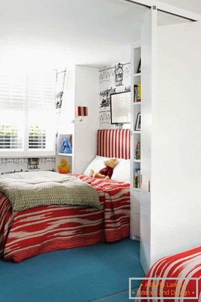 O cameră frumoasă pentru copiii roșii pentru un băiat