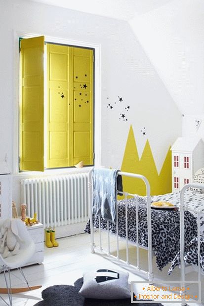 Culori galbene strălucitoare în camera copiilor albi