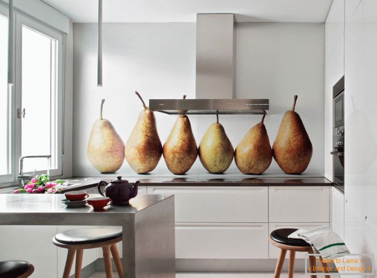 Design de bucătărie în alb, cu o imagine panoramică pe perete