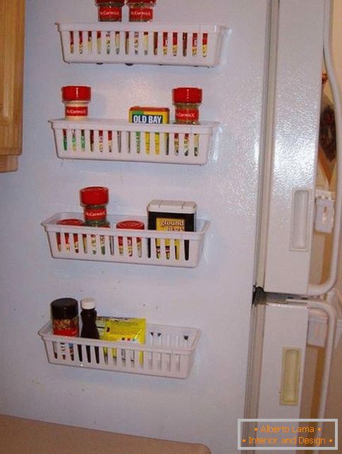 Coșuri magnetice pe frigider