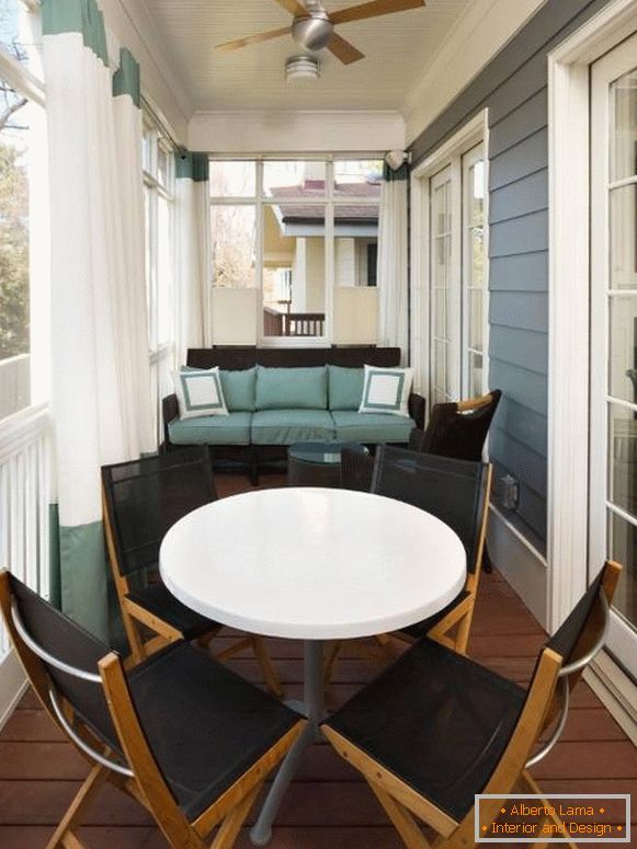 Designul elegant al verandei cu textile și mobilier în aer liber