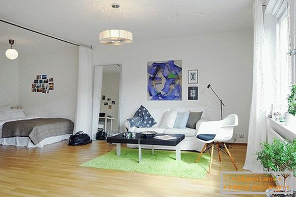 Interiorul apartamentului cu spațiu separat cu un pat de cortină albă de la tavan la podea