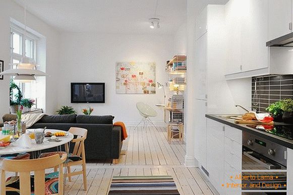 Interiorul unui mic apartament cu elemente care îi conferă confort și atracție
