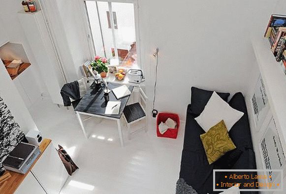 Un mic apartament cu cadre de decor cu texte și imagini de format mare pe perete