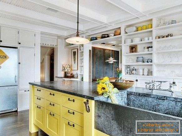 Design de bucătărie cu dulapuri înalte și insulă galbenă