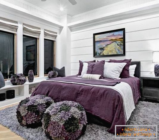 Dormitor alb-negru cu accente violete
