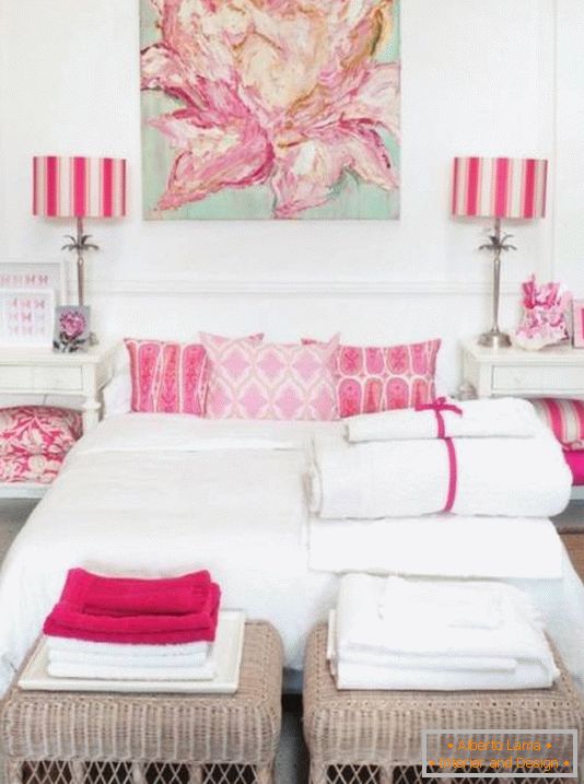 Cameră albă cu accente roz