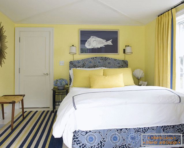 Designul fermecător al unui dormitor mic, în culori albastru și galben
