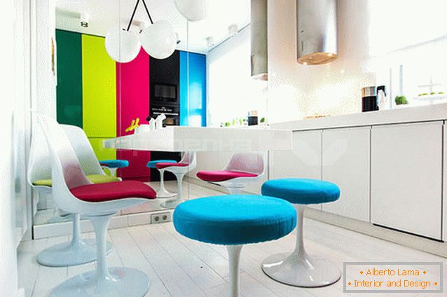 Diverse mobilier colorat într-o bucătărie albă