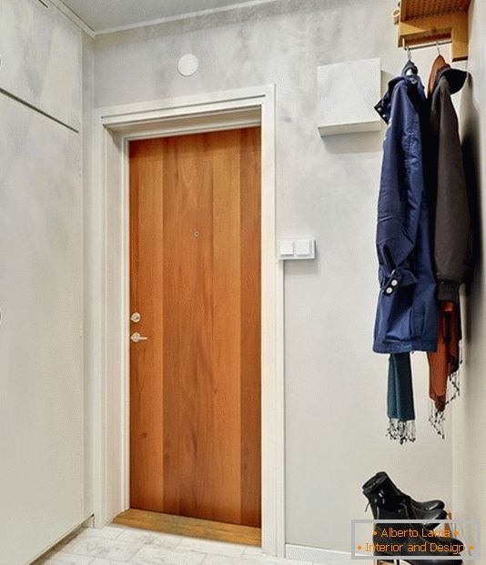 O sală de intrare a unui mic apartament în Suedia