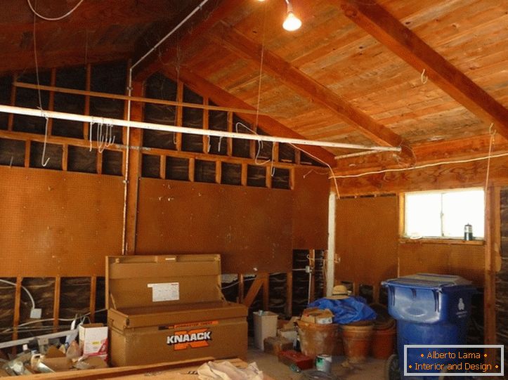 Interiorul garajului înainte de reparații