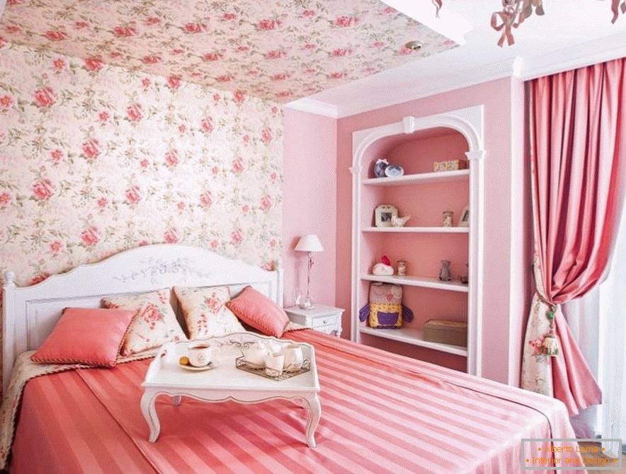 Dormitor în culoarea roz