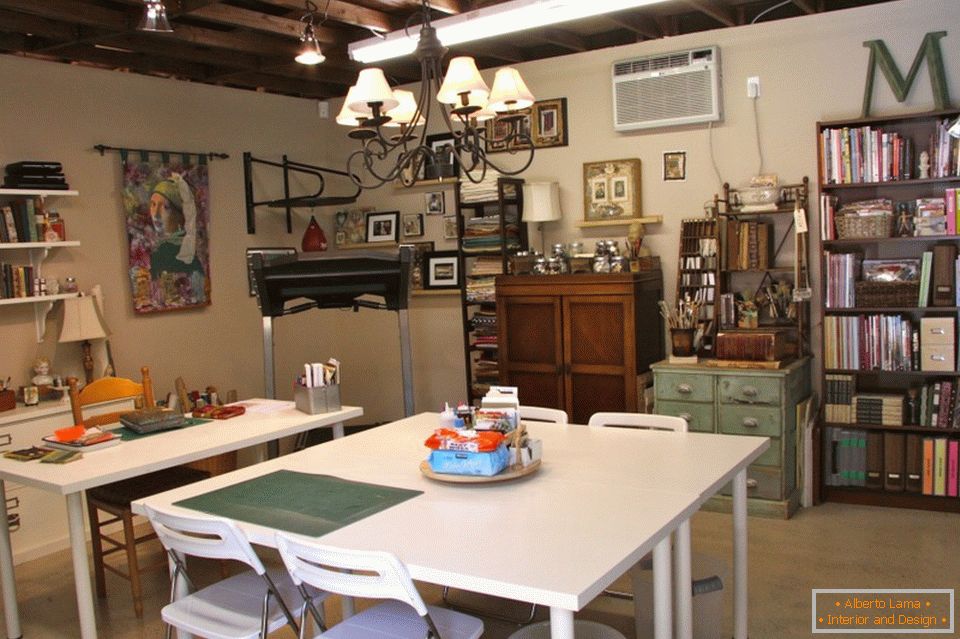 Sala de mese și atelier în garaj