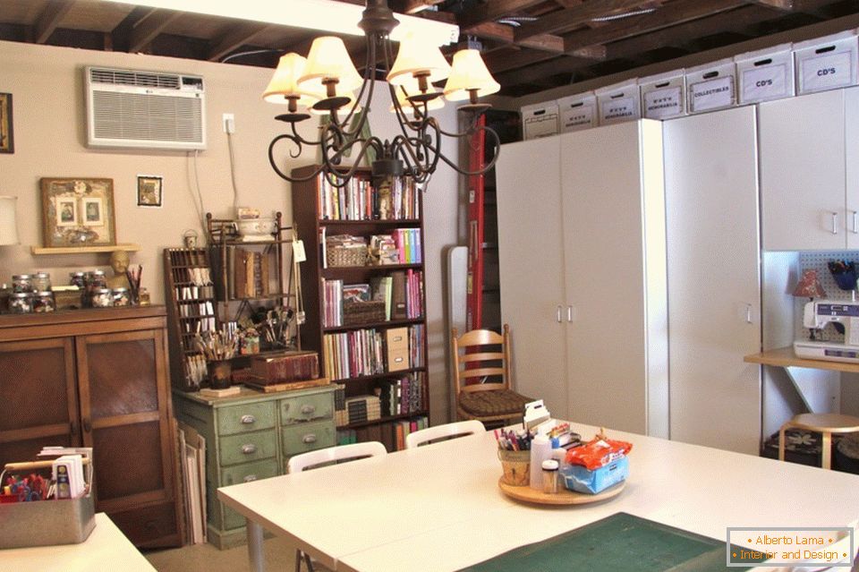 Sala de mese și atelier în garaj