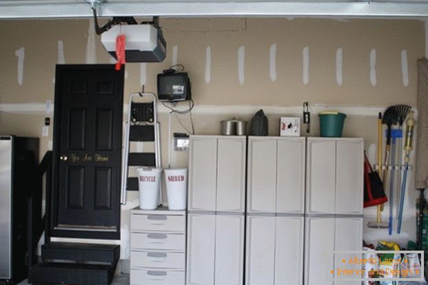 Dulapuri și sertare în garaj