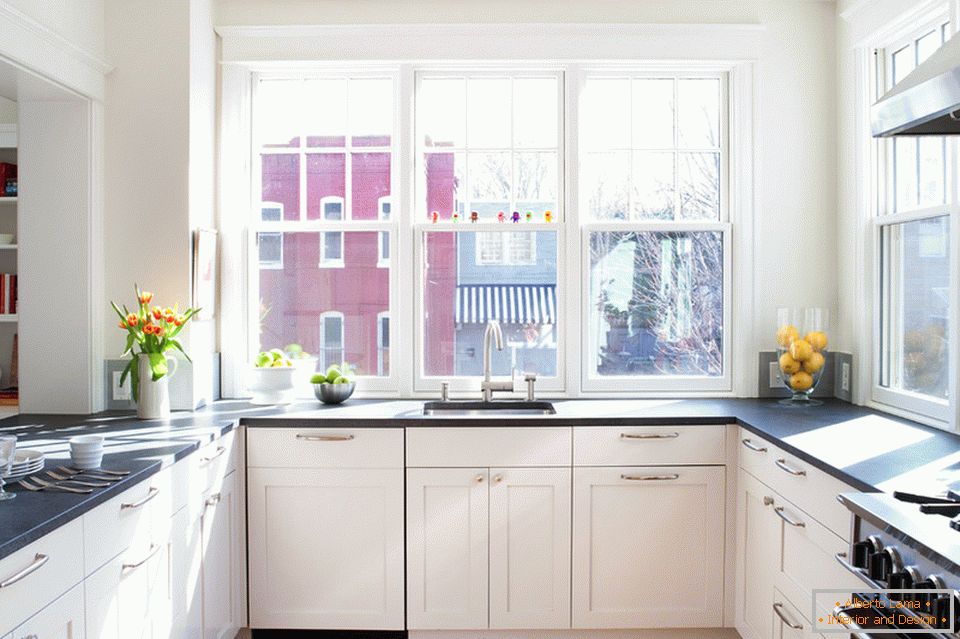 O fereastră panoramică în bucătărie