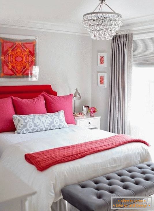 Combinația de roșu, roz și gri în dormitor