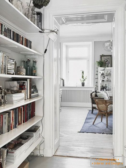 Un coridor mic cu o bibliotecă în stil scandinav