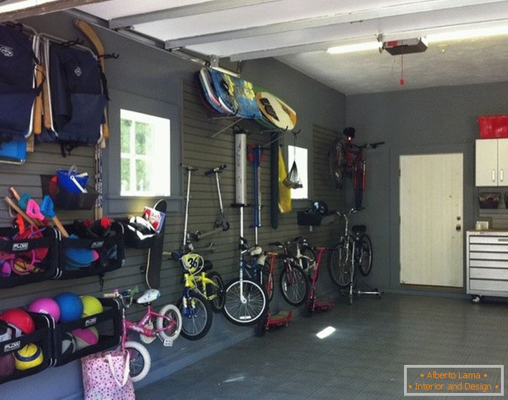 Suporturi de biciclete pe perete în garaj