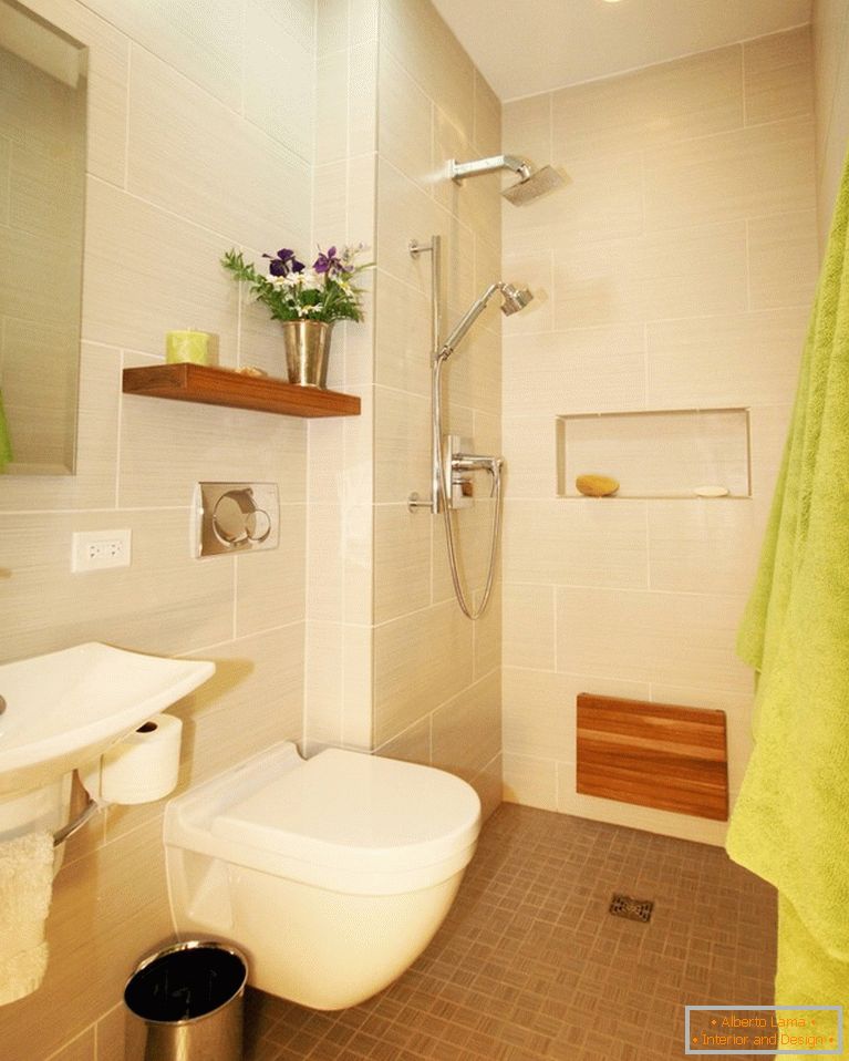 Casetă de toaletă montată pe perete într-o baie combinată