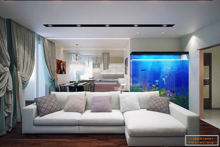 Interiorul frumos al livingului cu un acvariu