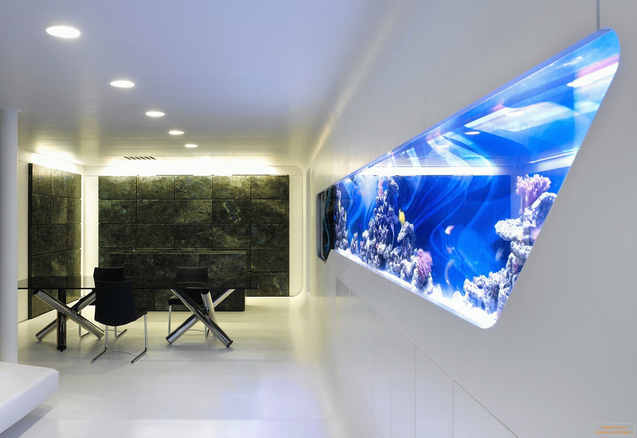 Interiorul modern cu acvariu în perete