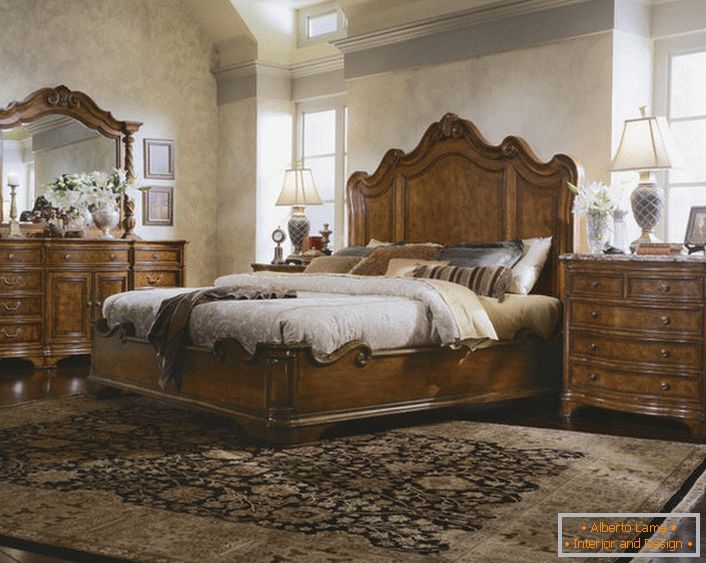 Mansardă dormitor opțiune în stil englezesc. Forme recunoscute și linii de mobilier indian de lux.