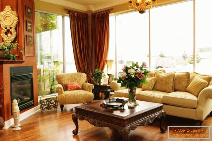 Un living confortabil într-o casă modernă. Semineu și mobilier în stil englezesc.