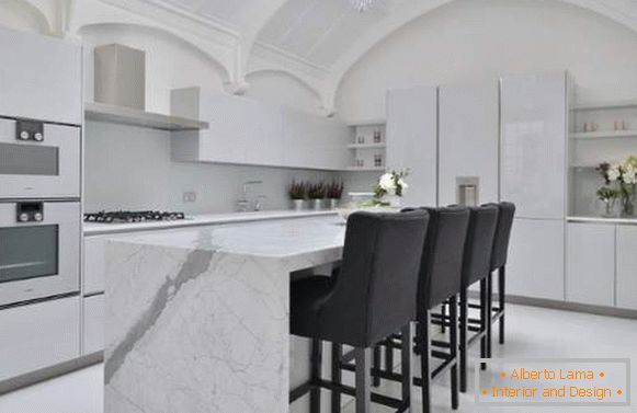 Bucătărie alb lucioasă - fotografie de design neobișnuit în interior
